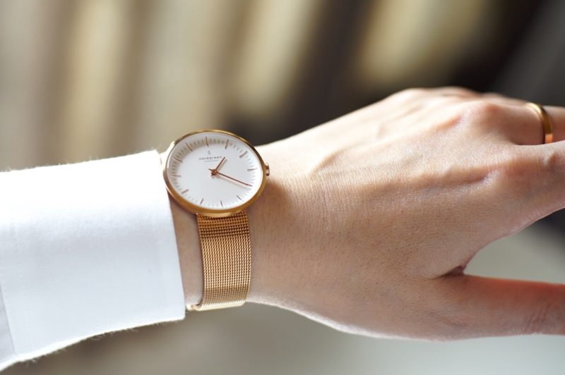 nordgreen　インフィニティ　ローズゴールド　ビジネスシャツ　手元アップ